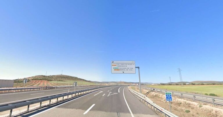 Controlado el incendio de un camión en Santa Cruz de Mudela que se salda con un herido de 55 años