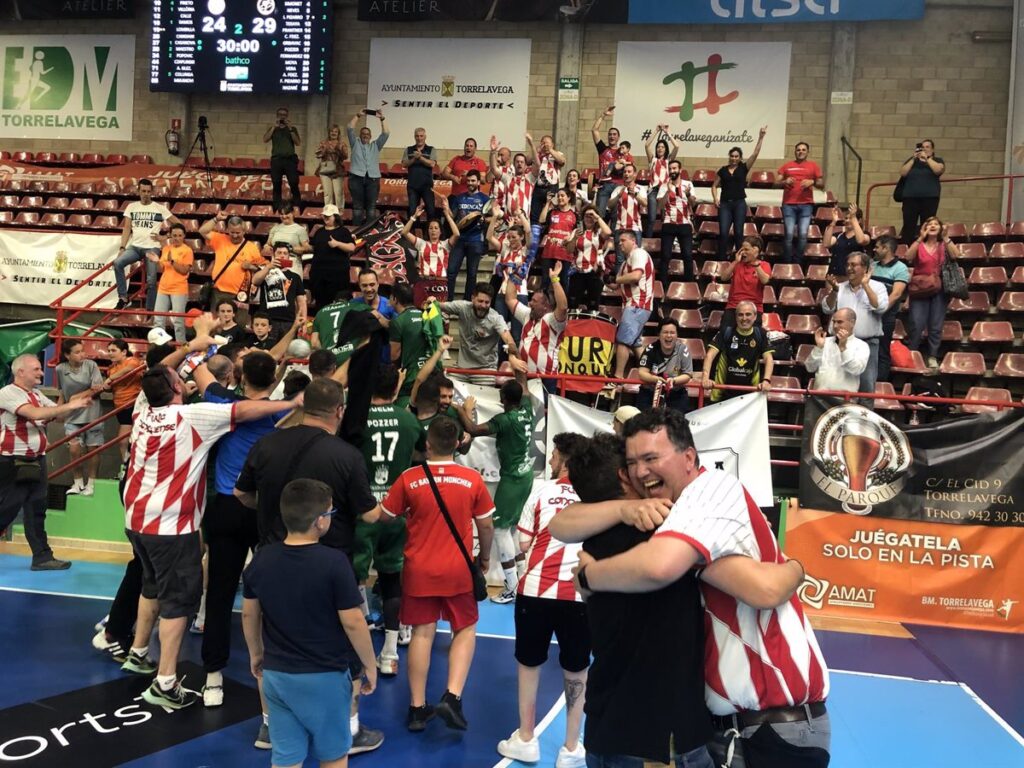 La pequeña invasión conquense de Cantabria para hacer historia del balonmano en el pabellón Vicente Trueba