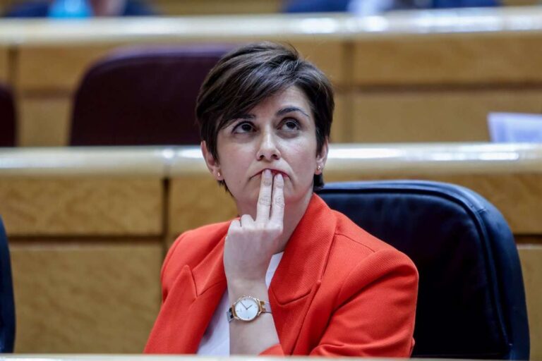 La portavoz del Gobierno respalda las listas, por "unanimidad" y transparentes, del PSOE frente a los barones críticos