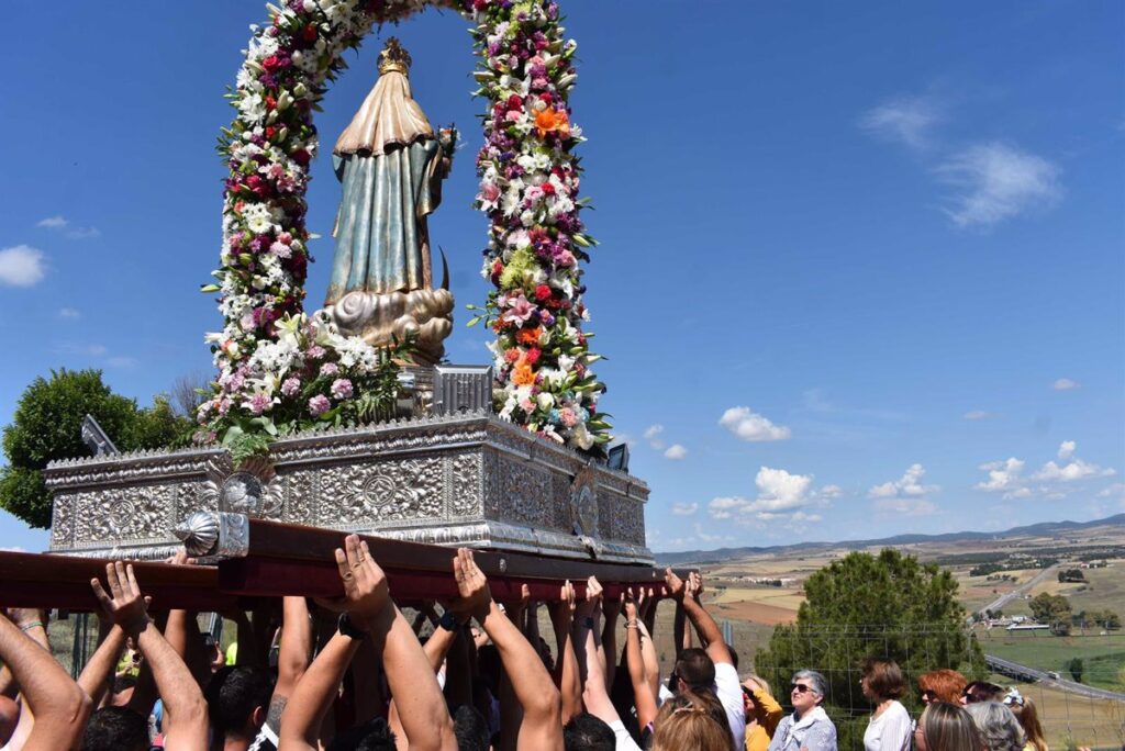 La solemne misa y la procesión ponen el broche de oro a la romería de Alarcos 2023 en Ciudad Real