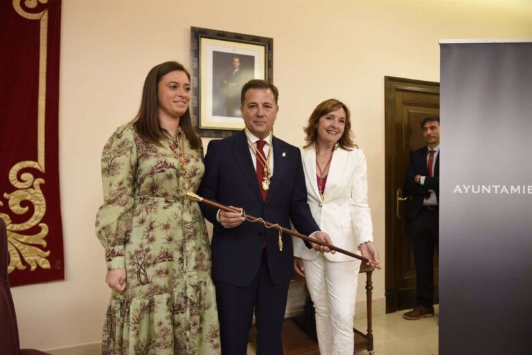 VÍDEO: El 'popular' Manuel Serrano asume la Alcaldía de Albacete y gobernará en minoría