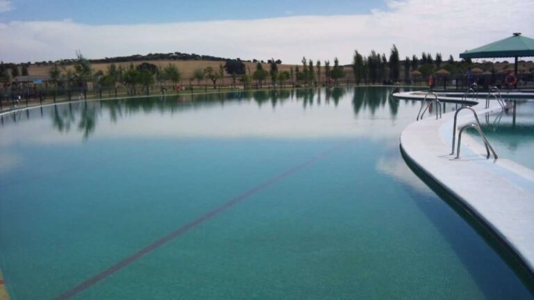 Rescatan a una mujer inconsciente de una piscina en Las Casas (Ciudad Real) y la trasladan al hospital
