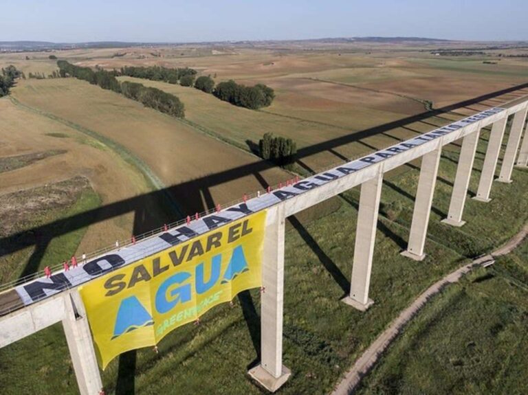 Greenpeace descuelga una pancarta de 200 metros en el acueducto del Cigüela (Cuenca): "No hay agua para tanto regadío"