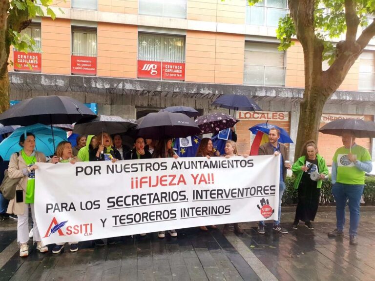 Secretarios interinos salen a la calle para pedir que les hagan fijos en una región donde el 50 por ciento aún no lo son