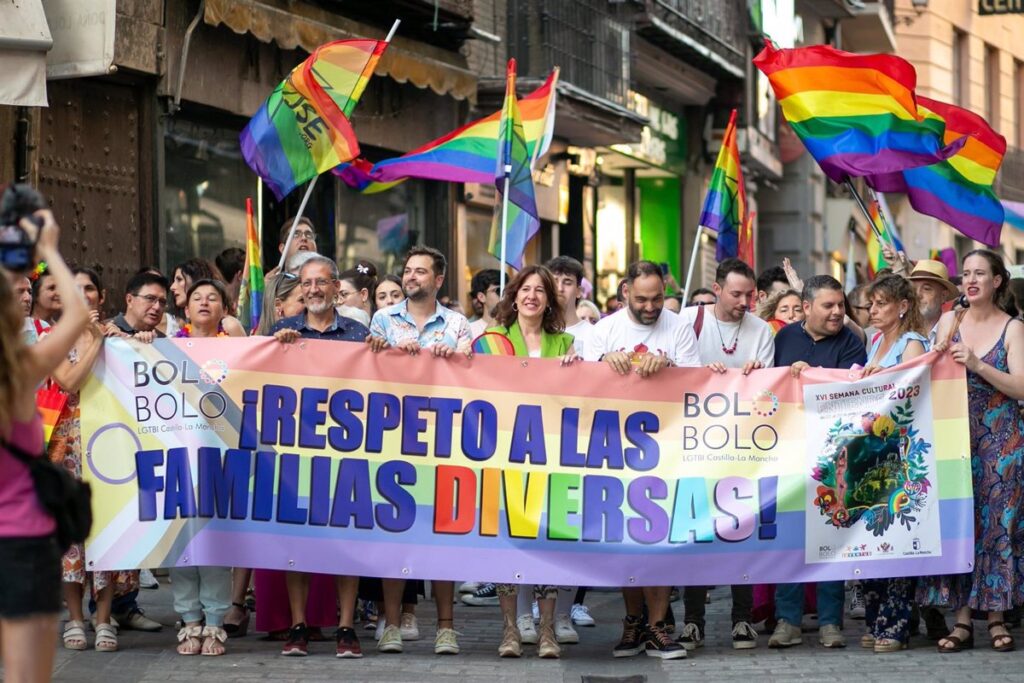 Toledo clama por los derechos LGTBI y la consejera de Igualdad pide a Velázquez que coloque la bandera arcoíris