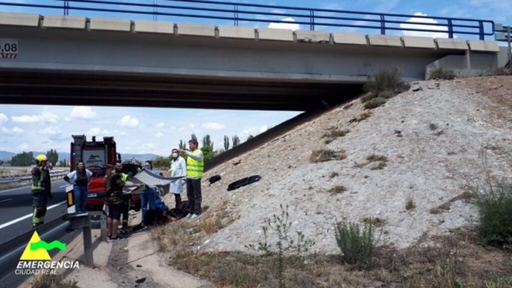 Tres heridos tras la salida de vía de un vehículo en la A-4 a la altura de Villarta de San Juan (Ciudad Real)