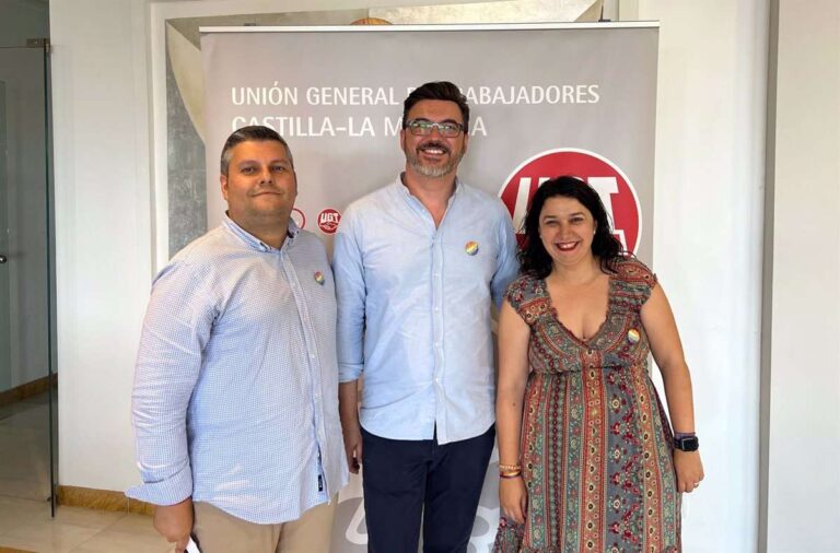 UGT condena "de forma contundente" la retirada de banderas LGTBI de ayuntamientos de la región
