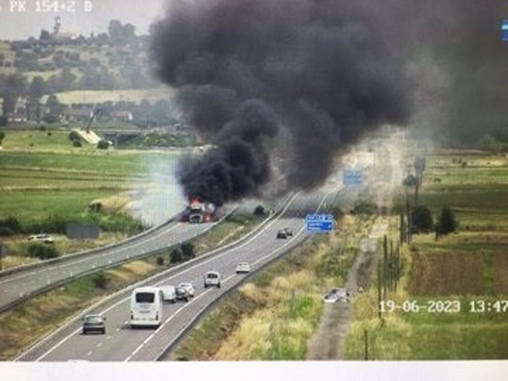 Abierta al tráfico la A-5 en Lagartera, cortada tras el choque de dos camiones que se saldó con un fallecido