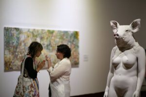 Fotos, esculturas o pintura se entrelazan en una muestra en Toledo para visibilizar los "muros" que encaran las mujeres