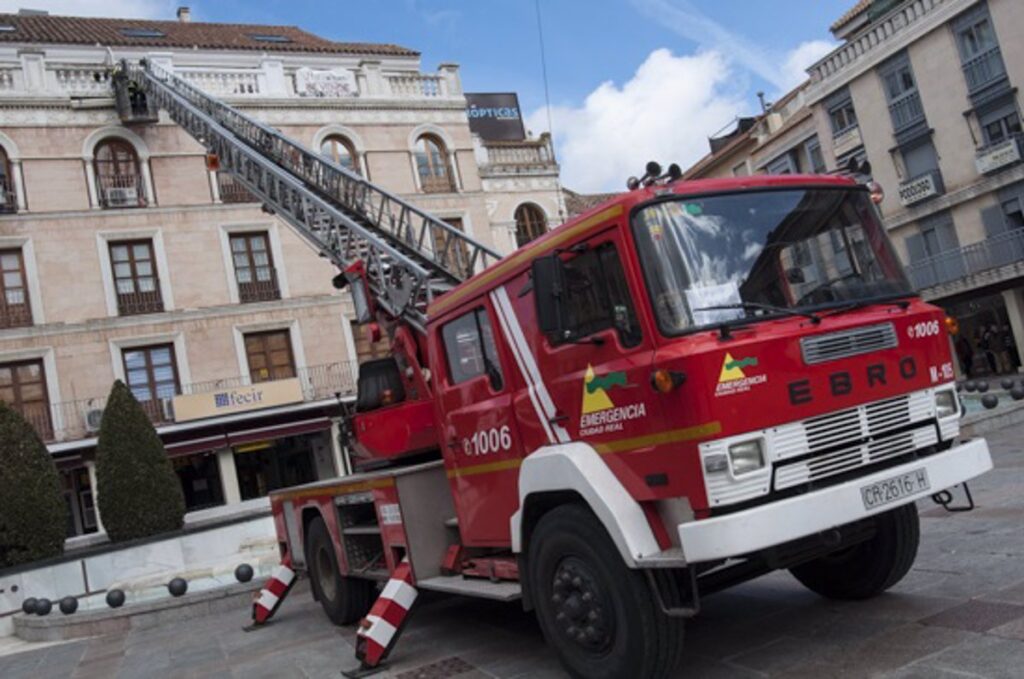 Sucesos.- Desalojadas 16 personas tras derrumbarse parte del primer piso de un bloque de viviendas de Ciudad Real