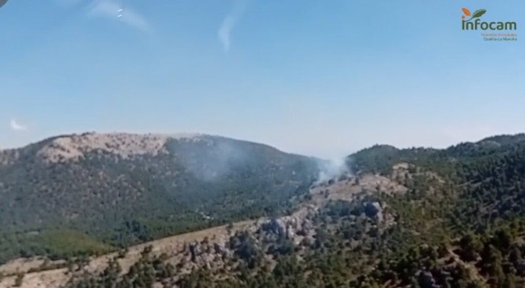 Nueve medios y 37 personas trabajan en extinguir un incendio en la Sierra de Cabras en Nerpio (Albacete)