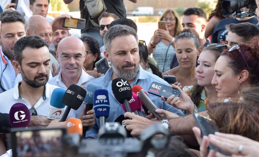 Abascal, "preocupado" de que el PSOE hable de "sorpresa" en las elecciones porque "es capaz de cualquier cosa"