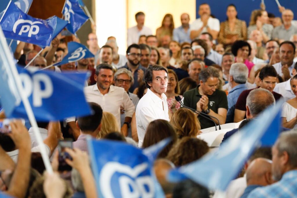 Aznar y pide el voto para que PP consiga "mayoría sólida" y reivindica que su gobierno aglutinó a toda la derecha