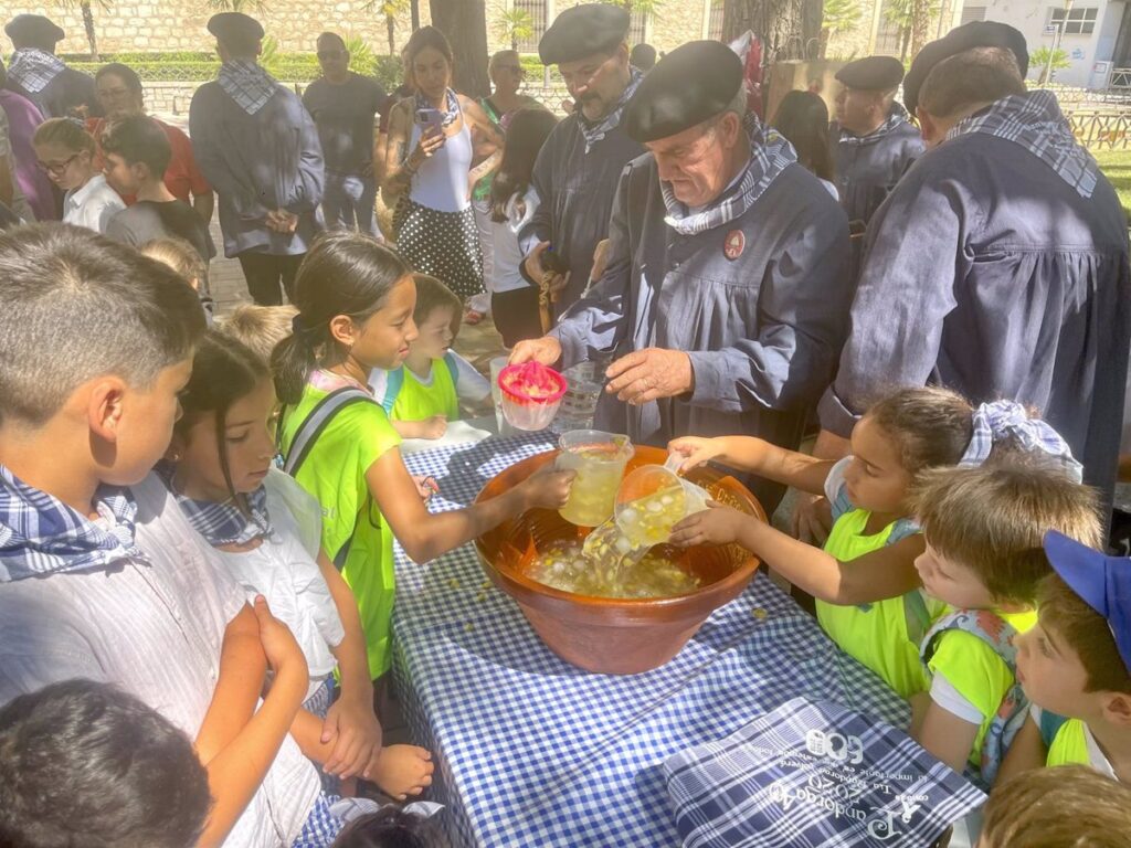 Ciudad Real enseña a sus niños la esencia de la Pandorga con una limoná, ofrenda a la Virgen y seguidillas manchegas