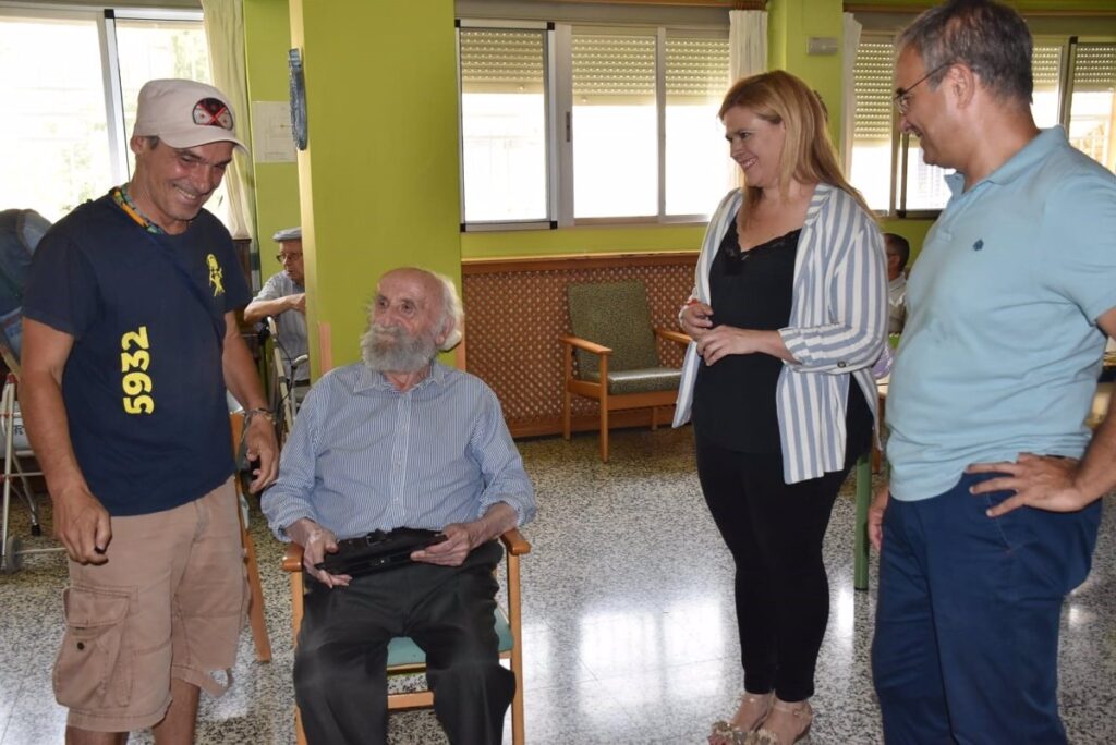 Manu Chao cierra su visita a Cuenca visitando a Antonio Pérez en la Residencia Sagrado Corazón con un concierto sorpresa