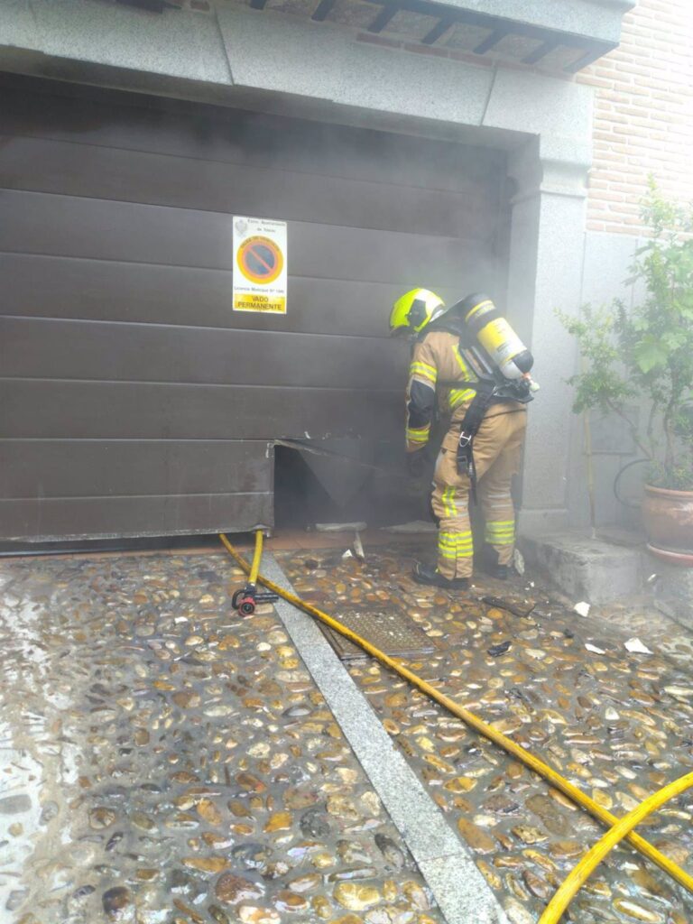 Extinguido el incendio originado en el garaje de una vivienda de Toledo