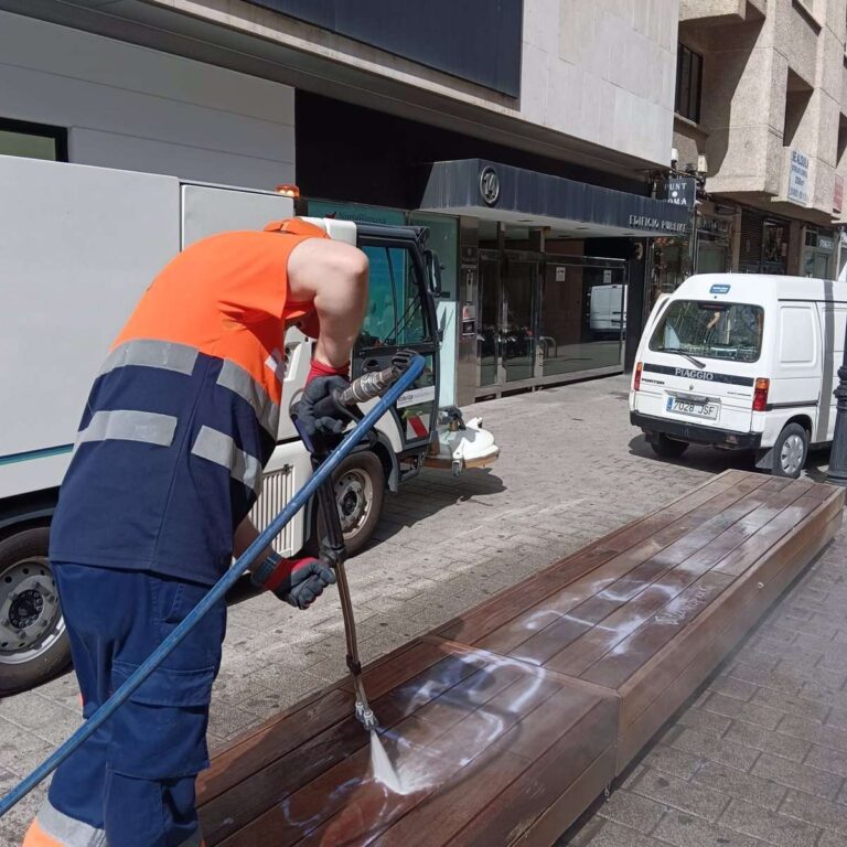 Identificado el autor de pintadas en varios bancos de la vía pública de Albacete