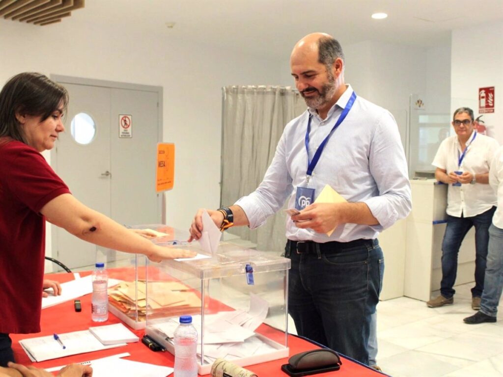 PP C-LM gana el voto útil y resta escaños a izquierda y derecha ante un PSOE que resiste y un Sumar irrelevante