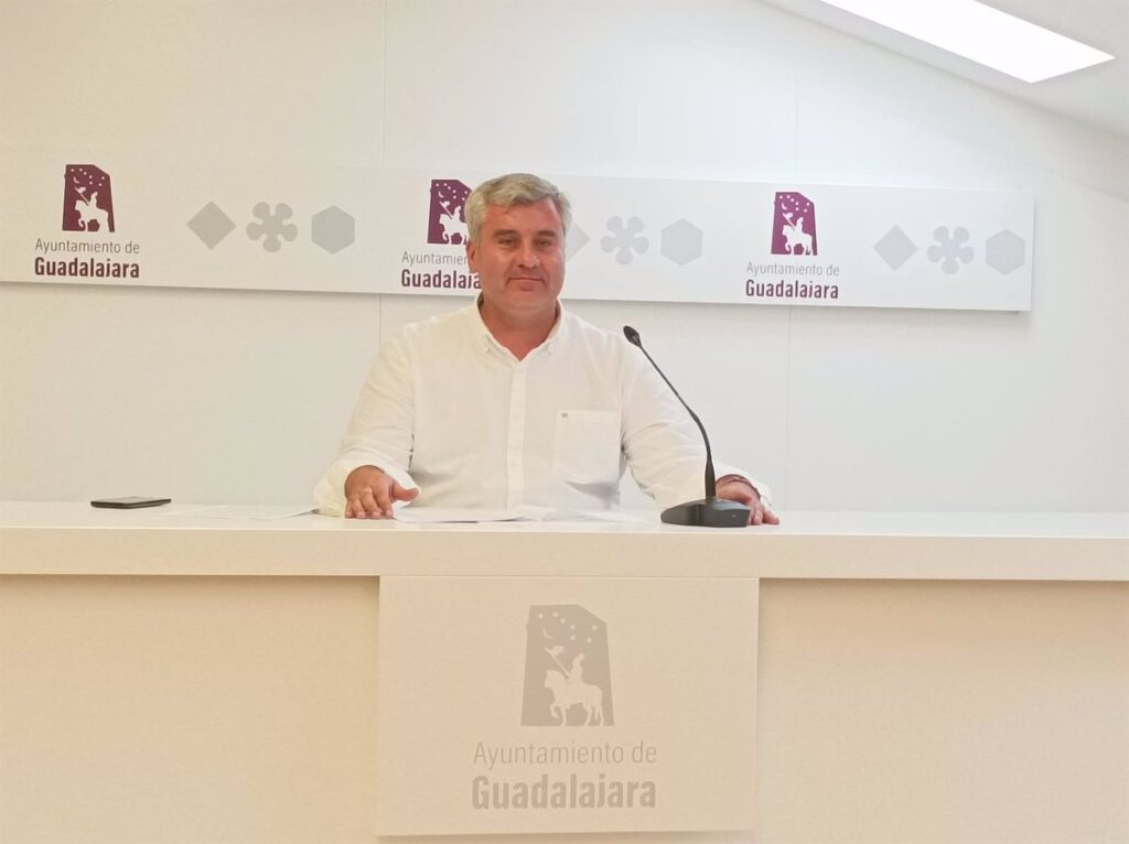 Esteban (PP) advierte a Rojo que si sigue "ensuciando" la imagen de la alcaldesa de Guadalajara estudiarán medidas