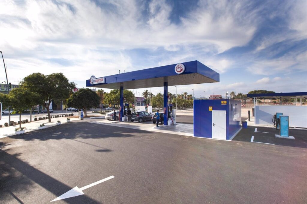 La diferencia de precio de la gasolina entre gasolineras automáticas y tradicionales crece un 12% en un mes
