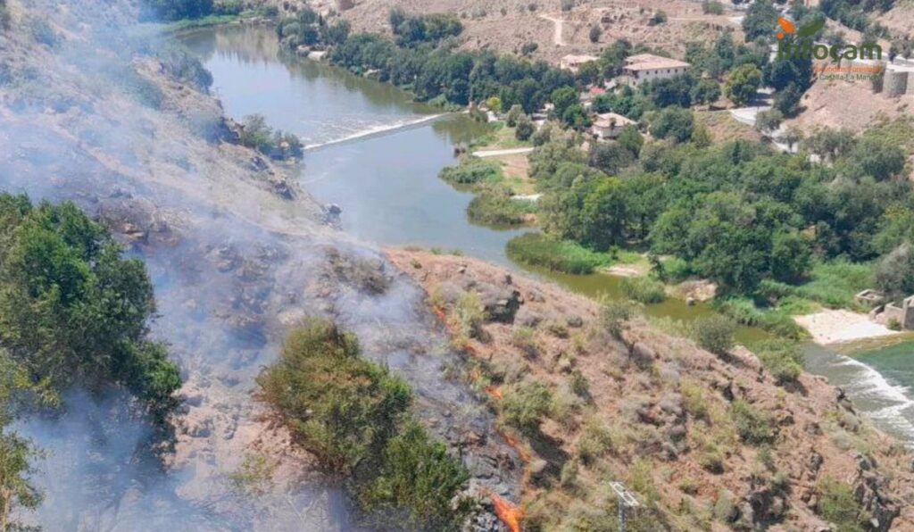 El alcalde de Toledo asegura que el fuego declarado cerca de la ermita del Valle puede darse por controlado