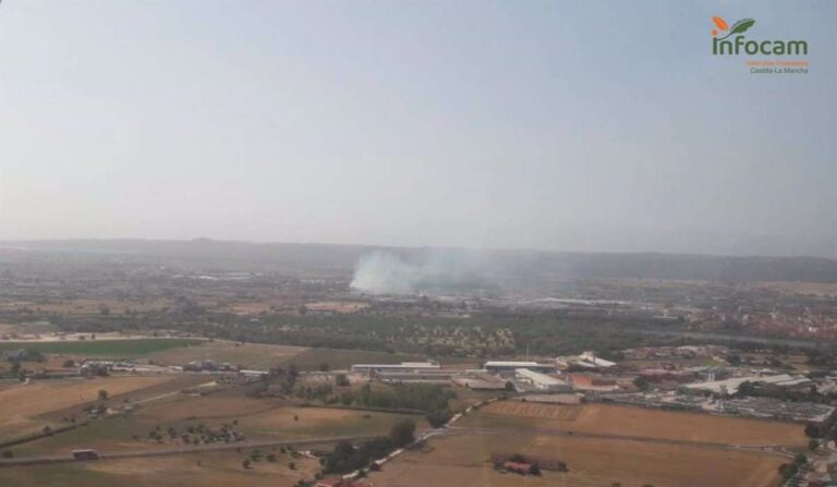 Cortan la N-502 tras reavivarse un incendio que se había extinguido en Talavera, en nivel 1