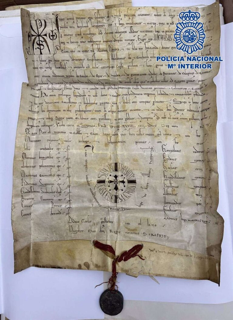 Un privilegio rodado del siglo XII sellado por Alfonso VIII vuelve a la Catedral de Cuenca tras ser robado hace 40 años