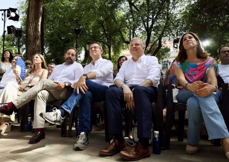 Feijóo augura que el PP ganará en la región y se compromete a "atender y entender" a Castilla-La Mancha