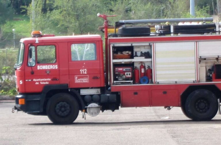 Los bomberos trabajan en la extinción de un incendio originado en el garaje de una vivienda de Toledo