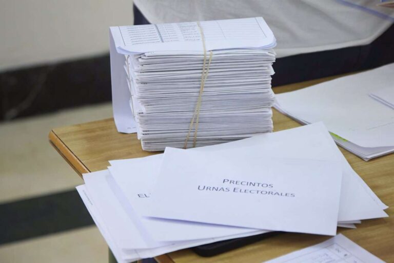 En C-LM, con el 80,55% escrutado, PP vence con 10 diputados, PSOE se queda con 8 y Vox cae a 3