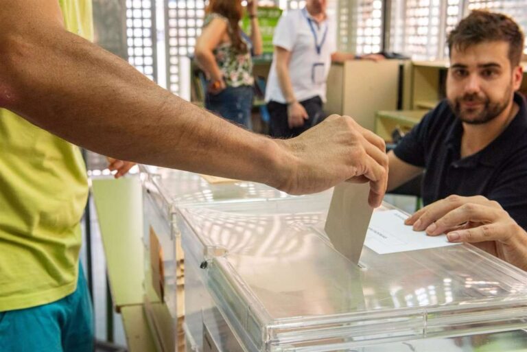 En C-LM, con el 41,71% escrutado, PP vence con 11 diputados, PSOE se queda con 8 y Vox cae a 2