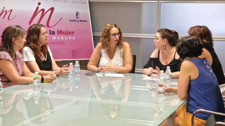 Sara Simón se compromete a seguir apoyando la labor asociativa del colectivo LGTBI y el fomento de la no discriminación