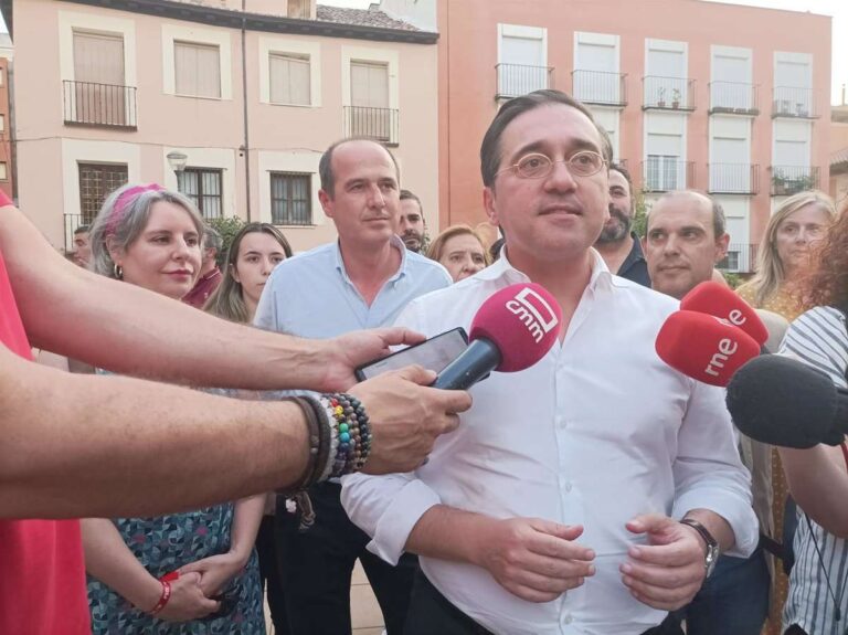 Albares admite un problema "ya solucionado" con las papeletas en Guinea, donde no llegaron las de PP Guadalajara