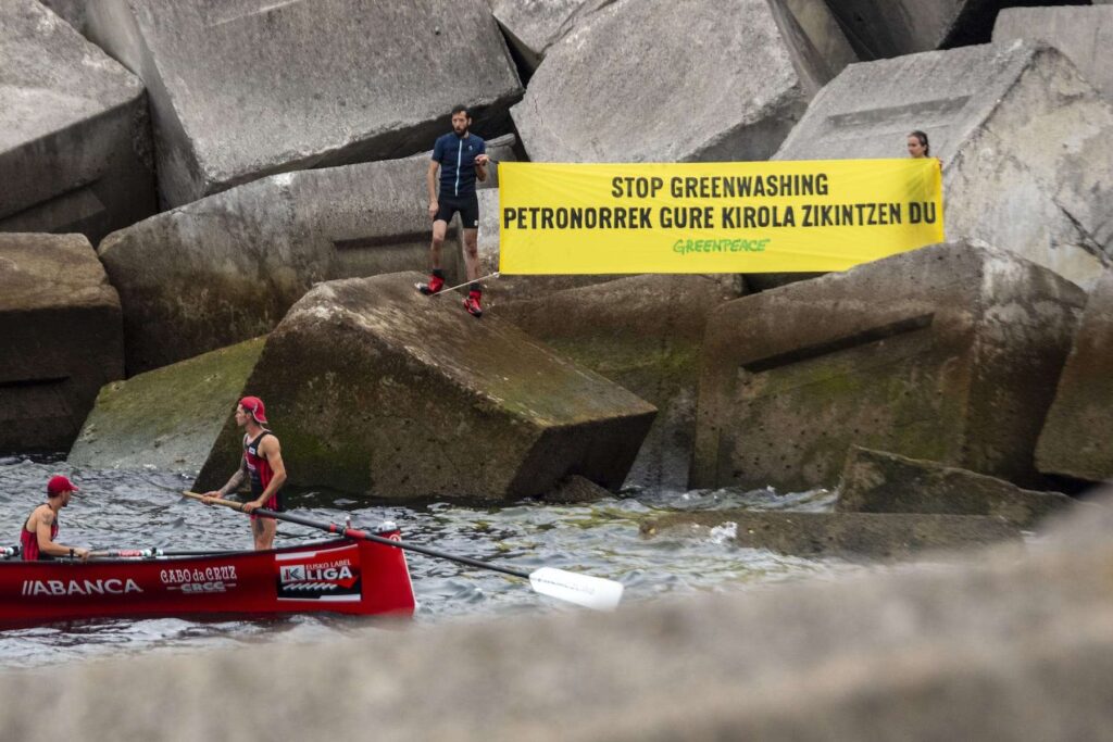 Activistas de Greenpeace despliegan una pancarta en la regata del puerto Bilbao con el mensaje “Stop greenwashing, Petronor ensucia nuestro deporte” 2 Activistas de Greenpeace despliegan una pancarta en la regata del puerto Bilbao con el mensaje “Stop greenwashing, Petronor ensucia nuestro deporte” 2