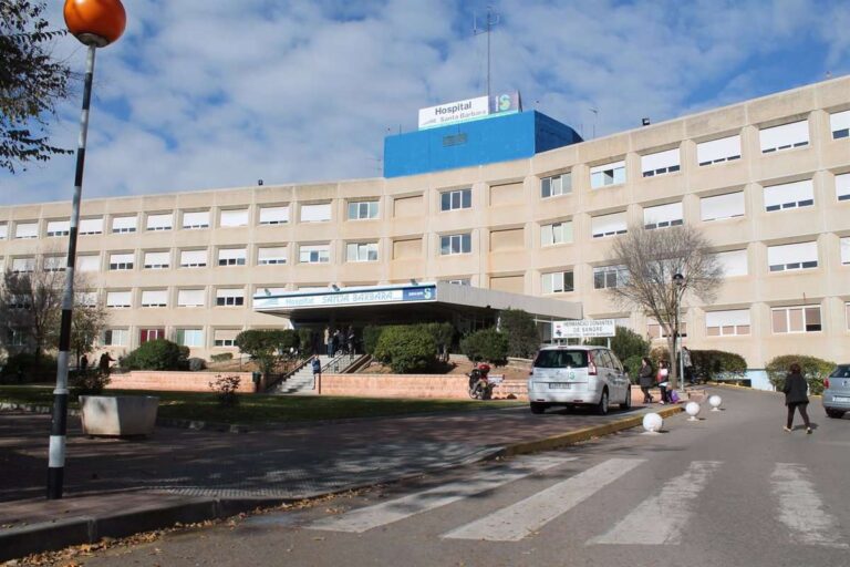 Trasladan a una trabajadora de 61 años al hospital tras caerle una losa de escayola del techo en Puertollano