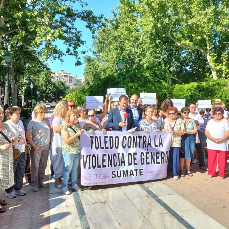 Velázquez mira a la educación para erradicar "todos los tipos de violencia" en la cita mensual de Toledo con Vox ausente