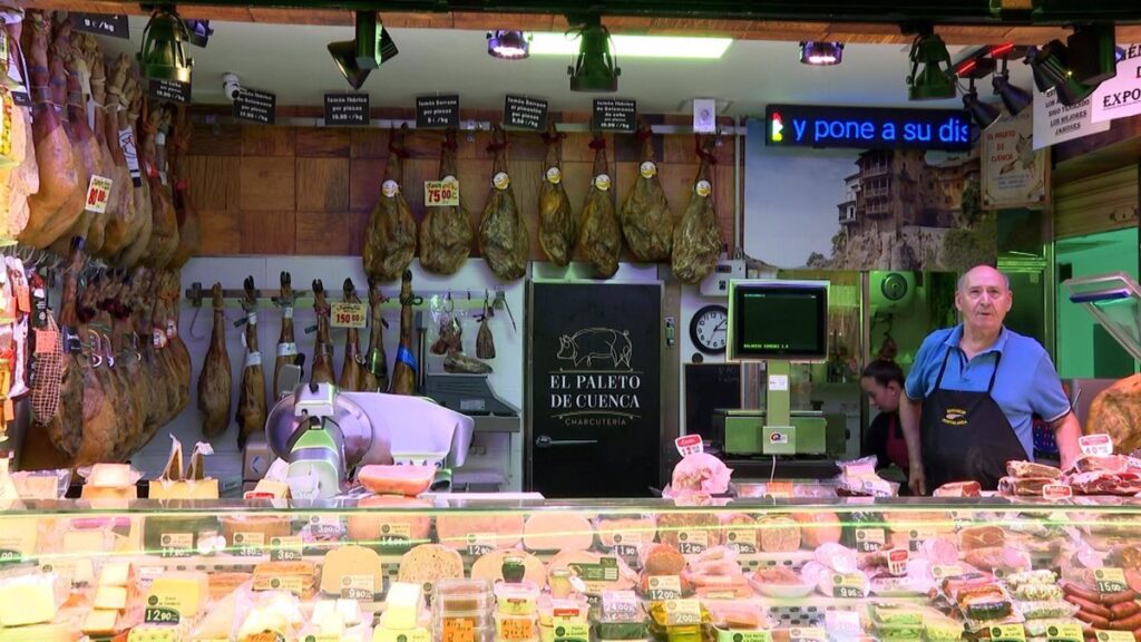 El Paleto de Cuenca supera el medio siglo en pleno centro de Madrid dando servicio de charcutería y carnicería
