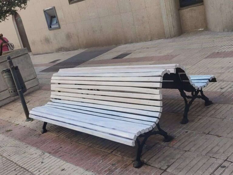 Borran en un acto vandálico los colores de las banderas LGTBI y Trans de unos bancos de Cuenca