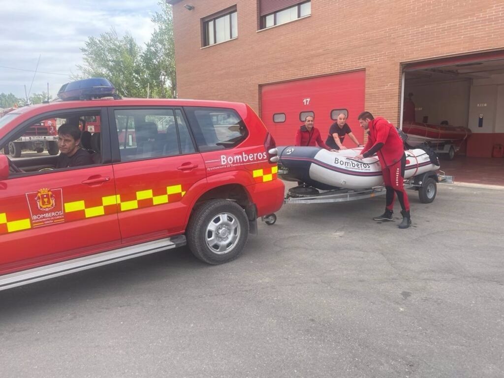 Los bomberos rescatan a un menor en el río Júcar en Cuenca