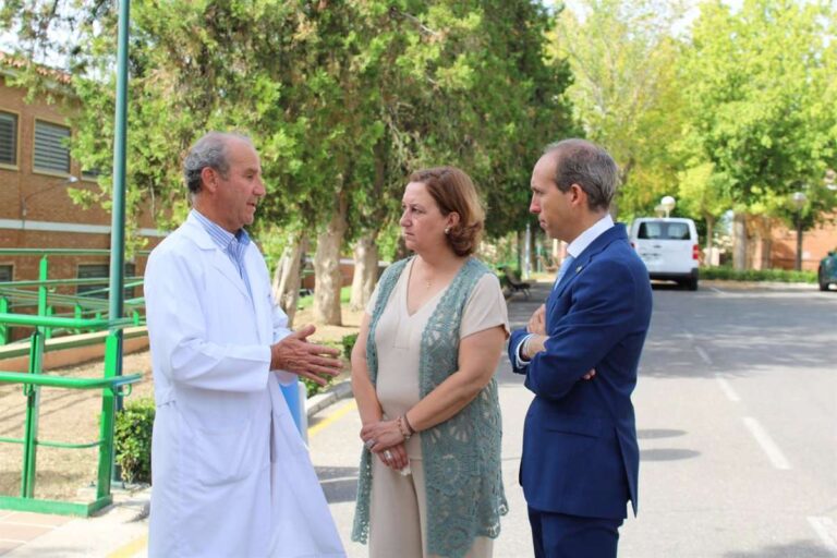 Cedillo promete mejorar las condiciones del personal de cocina de la residencia 'San José' de Toledo y sus instalaciones