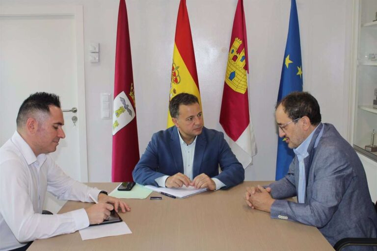 Serrano tiende la mano al Centro de la UNED de Albacete para mejorar la calidad de su enseñanza