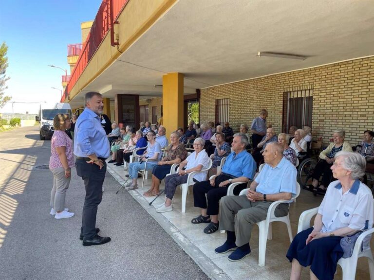 Dolz reconoce la dedicación durante más de un siglo de las Hermanitas de los Ancianos Desamparados con Cuenca