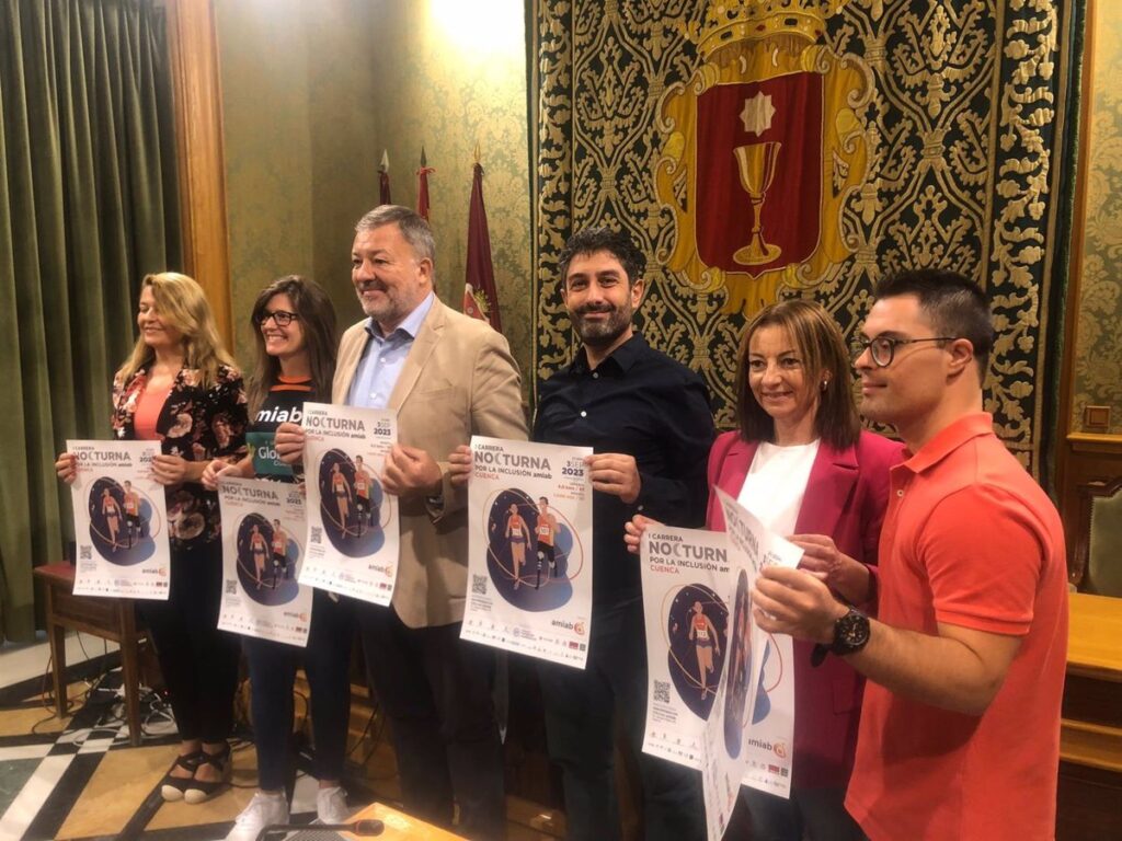 El nadador Paco Pérez y la atleta Aída López apadrinan la carrera nocturna por la inclusión de Amiab en Cuenca