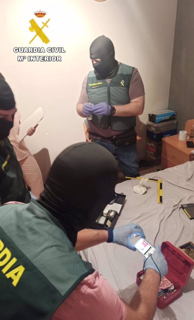 Dos detenidos y 725 dosis de cocaína y marihuana incautadas en un domicilio de Villamalea (Albacete)