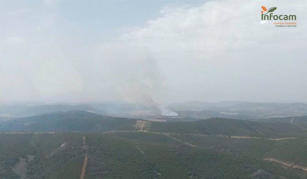 El fuego de Puebla de Don Rodrigo obliga a cortar la carretera Nacional 430 en el límite con Badajoz