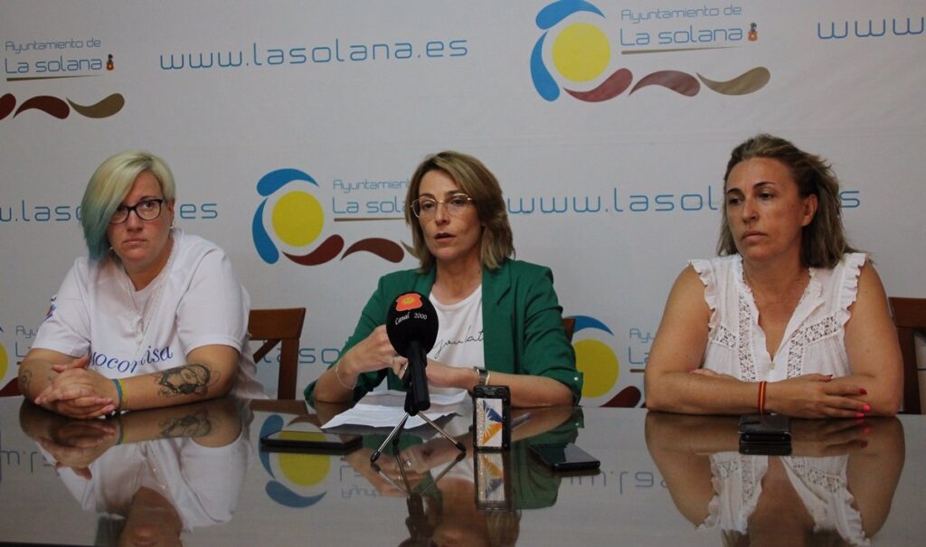 Alcaldesa La Solana dice que siempre luchará contra violencia de género: "Hay otros lugares" para el minuto de silencio