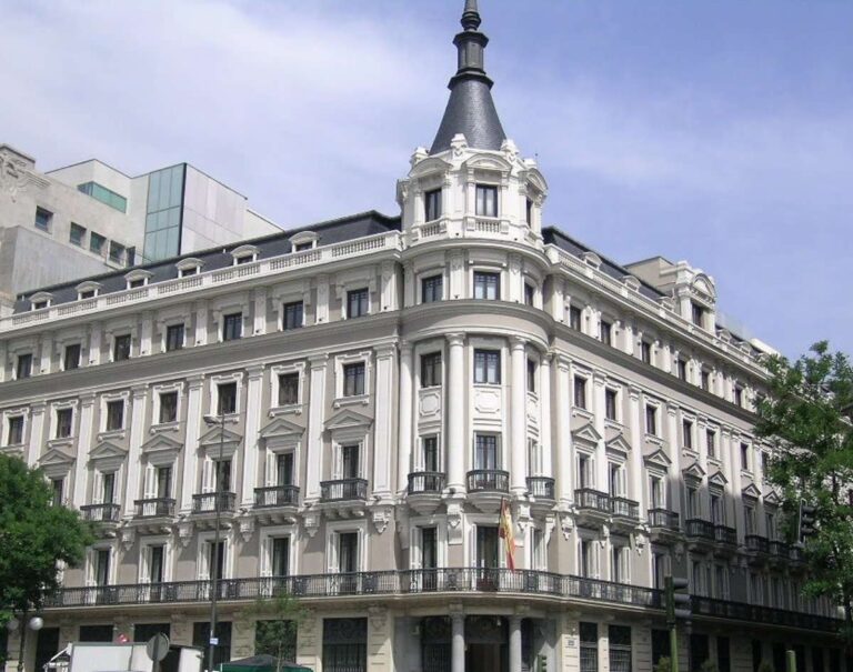 CNMC pide a Consistorio de El Olivar (Guadalajara) dejar de prohibir la instalar molinos de viento y huertos solares