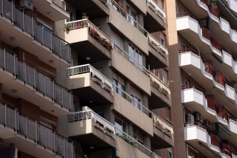 Las mujeres de C-LM tardan 2,65 años más que un hombre en adquirir una vivienda, según datos de brecha salarial de UGT