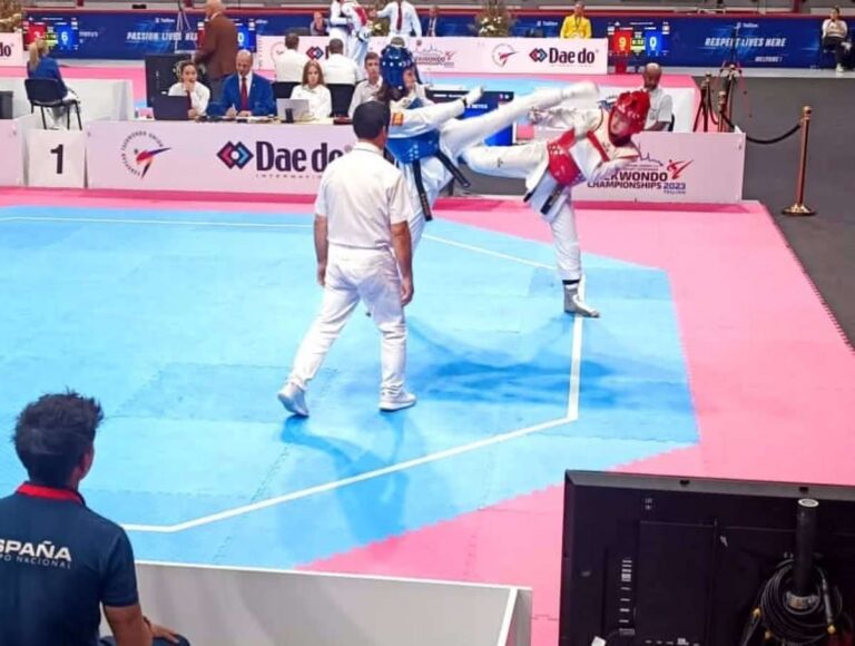 Lena Moreno recibe felicitaciones de autoridades de CLM tras proclamarse campeona de Europa junior de taekwondo