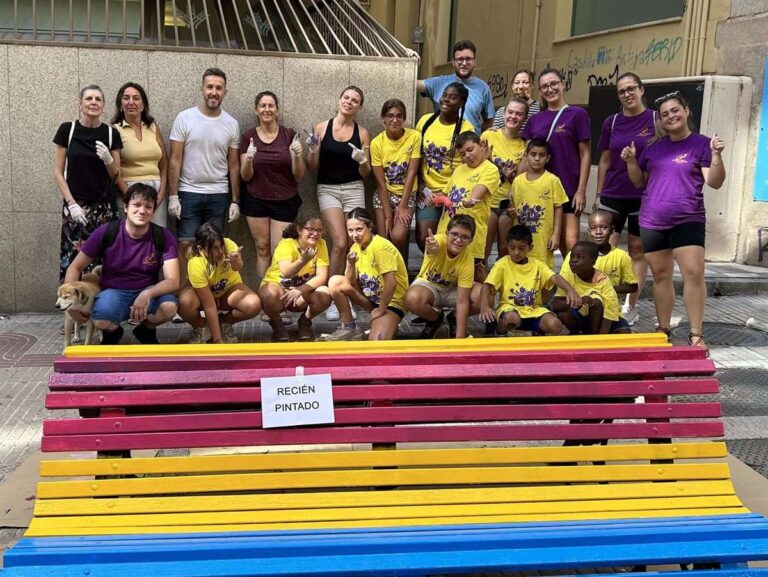 Los bancos de la calle Luis Álvarez de Cuenca vuelven a lucir banderas LGTBI tras sufrir actos vandálicos